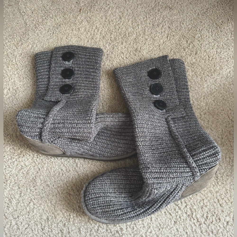 Knitted grey uggs
